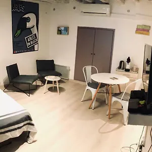 Studio Typique Et Cosy Climatise. Apartment